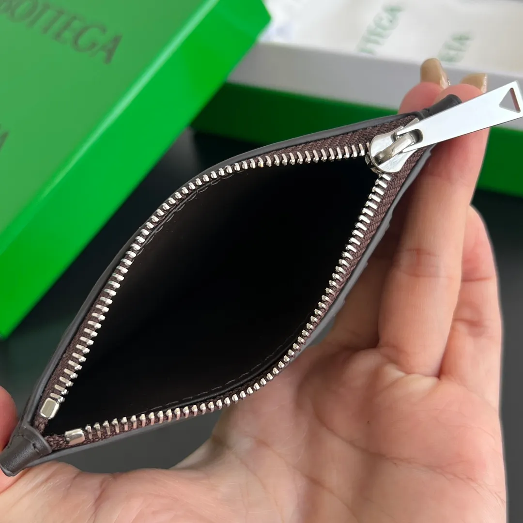 BV’s new 805827 vertical zipper card holder 🎈 The classic small woven work that I miss 0.7 is back. It’s really very design-friendly. The calfskin texture is high-end. It’s carefully designed with five card slots and a central compartment. You can also put cash in for daily use. You deserve to have such an thoughtful design. Size: 12*7*0.5 layers cm P540